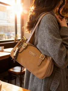 Borsa sottobraccio marrone in finta pelle scamosciata con logo e ciondolo a perline
