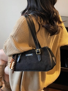 Borsa sottobraccio retrò in pelle scamosciata nera con cinturini in pelle e pendente