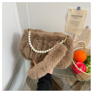 Sac bandoulière marron pelucheux avec poignée en perles blanches et bandoulière en peluche