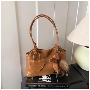 Borsa a spalla in pelle verniciata lucida marrone con ciondolo a cammello e cuore