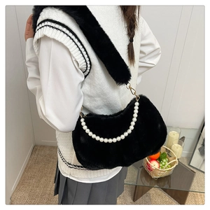 Détail de la texture en fausse fourrure noire et de la bandoulière en perles blanches