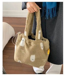 Dettaglio della borsa tote morbida in shearling kaki con motivi animali e chiusura a cordoncino