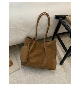 Détail du sac cabas en cuir marron vintage avec texture litchi et sous-pochette amovible