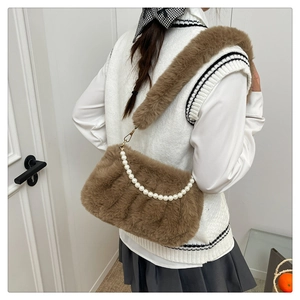 Sac bandoulière en fausse fourrure marron avec chaîne de perles et design plissé d'hiver