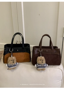 Borsa Kelly retrò in pelle marrone e pelle scamosciata con dettaglio ciondolo orsetto