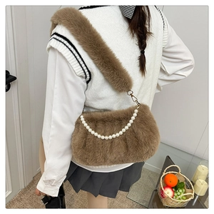 Détail d'un sac à main marron en fausse fourrure avec perles et texture plissée