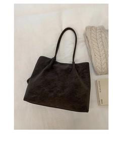Détail du sac cabas vintage montrant la texture du cuir et les surpiqûres blanches contrastées
