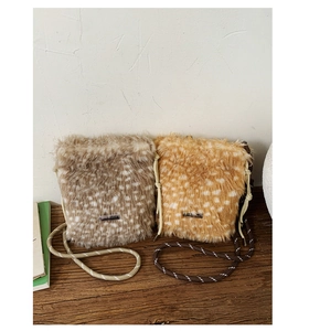 Detaillierte Makroansicht weicher Plüsch-Eimertaschen mit Rehfleckenmuster und Kordelriemen