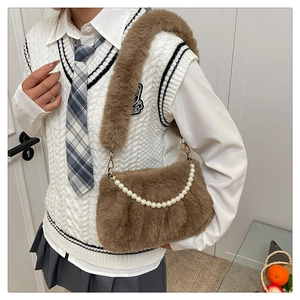 Petit sac carré en fausse fourrure marron avec chaîne de perles et bandoulière en peluche