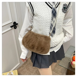 Détail du sac nuage marron en peluche avec bandoulière en perles et texture fausse fourrure