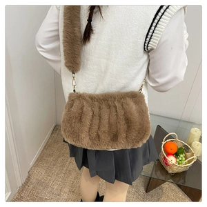 Détail du sac à bandoulière en peluche marron avec texture plissée et perles déco