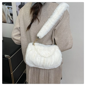 Vue de dos d'un sac en peluche blanc avec chaîne de perles porté à l'épaule