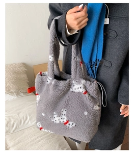 Dettaglio della borsa tote in peluche grigio maculato con texture in ecopelliccia spessa