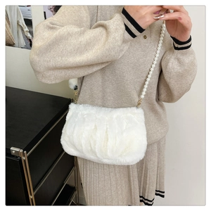 Détail du sac à main en fausse fourrure blanche avec bandoulière en perles chics