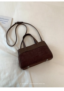 Vista dall'alto della borsa Kelly vintage marrone con inserti in pelle scamosciata e manico