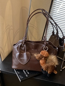 Borsa Sottobraccio Donna in Pelle PU Lucida Moda Grande Capacità Borsa a Tracolla Pendolare Con Pendente a Cuore e Ciondolo Peloso Tinta Unita Borsa Vintage