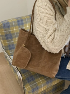 Grand sac fourre-tout en daim marron avec bandoulière et pochette latérale pour femme