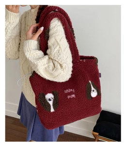 Dettaglio borsa tote bordeaux in pile di agnello con graziosi inserti a cane