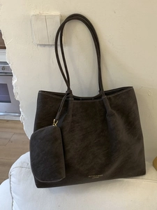 Grand sac cabas en similicuir marron foncé avec coutures blanches et petite pochette