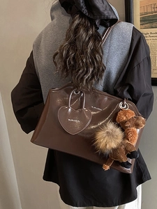 Borsa tote marrone lucida di alta qualità con ciondolo a cuore e peluche a pecora
