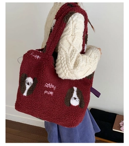 Borsa tote in lana d'agnello rosso scuro con grande capacità mostrata dal modello