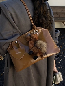 Borsa a tracolla in pelle lucida marrone scuro con ciondolo a cammello in peluche
