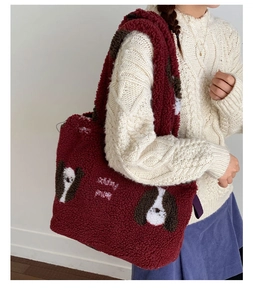 Borsa tote bordeaux in finta pelliccia con toppa a cucciolo portata a spalla