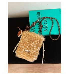 Detail der flauschigen Beuteltasche mit Hirschmuster, Seilriemen und Pilz-Anhänger
