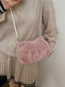 Sac à bandoulière chic en fausse fourrure rose pour femme avec perles élégantes et métal doré