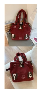 Dettaglio della borsa tote bordeaux in pile con ricamo a cucciolo in ambiente accogliente