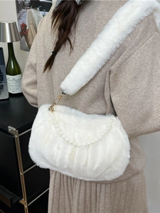Sac bandoulière chic en fausse fourrure blanche avec chaîne en perles pour femmes