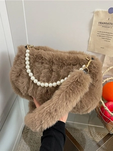 Sac à main marron en fausse fourrure avec poignée en perles et bandoulière pour l'automne