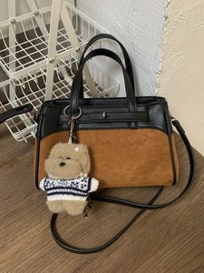 Borsa Kelly alla moda in pelle a contrasto con dettagli scamosciati e ciondolo