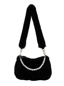 Petit sac carré en fausse fourrure noire avec chaîne perlée et bandoulière douce