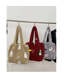 Dettaglio borse shopper in peluche con stampe di cani in lana d'agnello