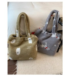 Texture dettagliata delle borse tote in peluche cachi e grigio con motivi a cartoni animati