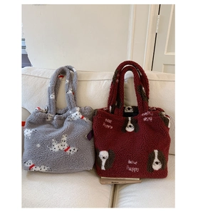 Dettaglio borse tote in lana di agnello con motivi di cuccioli in grigio e bordeaux