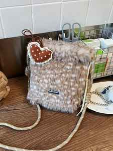 Damen Kunstfell Eimertasche Süße Rehkitz-Punkt Plüsch Umhängetasche Mit Herzanhänger Geflochtener Seilriemen Herbst Winter Schultertasche