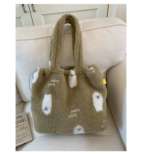 Dettaglio della texture della borsa tote kaki con motivo jacquard a orso polare bianco