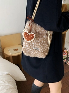 Flauschi Plüsch-Eimertasche mit braun-weißem Rehmuster und süßem Herzanhänger für Damen
