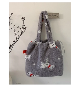 Dettaglio della borsa tote in peluche grigio con stampa dalmata e trama morbida