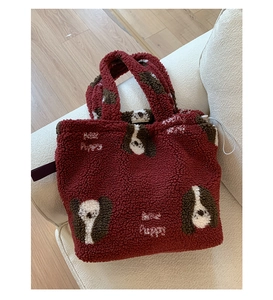 Dettaglio della borsa tote in pile bordeaux con jacquard New Puppy e morbida lana