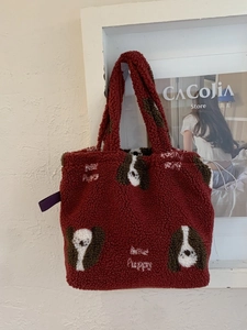 Borsa tote in peluche bordeaux con ricamo a cucciolo e morbida consistenza autunnale