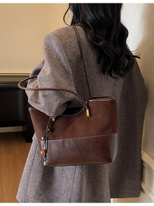 Retro contrast tote bag in dark brown with fashion engraving and wooden tassel detail