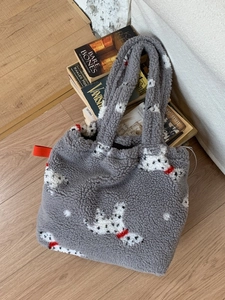 Borsa tote in lana d'agnello grigia con motivo dalmata su pavimento in legno