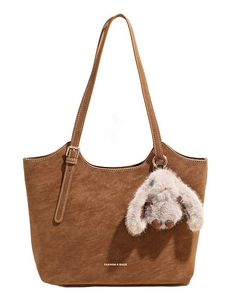 Braune Vintage-Tote-Bag aus Kunstleder mit Plüsch-Hasenanhänger und Fashion-Print