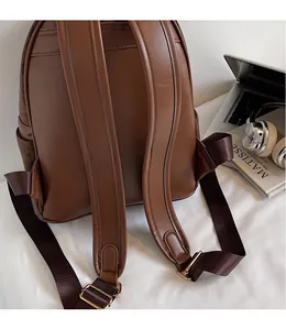 Vue détaillée du dos du sac à dos en cuir marron avec de larges bretelles réglables