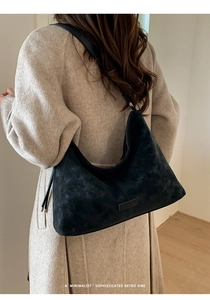 Vue détaillée arrière d'un sac hobo minimaliste en cuir noir mat au style rétro