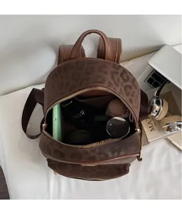Vue intérieure du sac à dos léopard montrant la grande capacité pour tablettes et objets