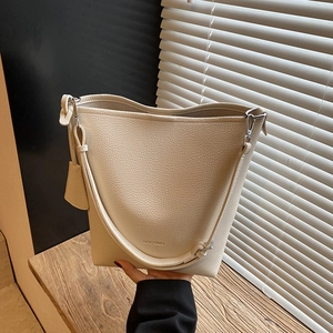 Sac seau crème en cuir grainé avec grande capacité et bandoulière pour femmes